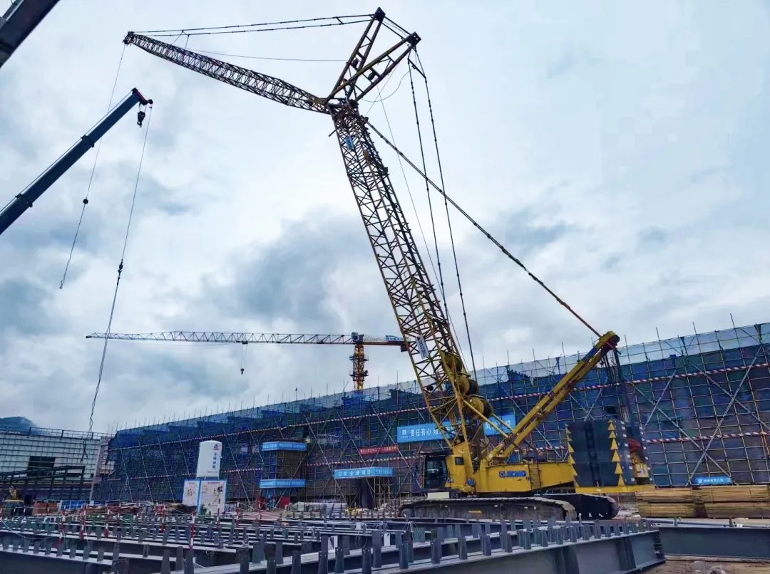 “鋼”鐵的意志！徐工XGC320履帶起重機參建大跨度鋼結構工業廠房